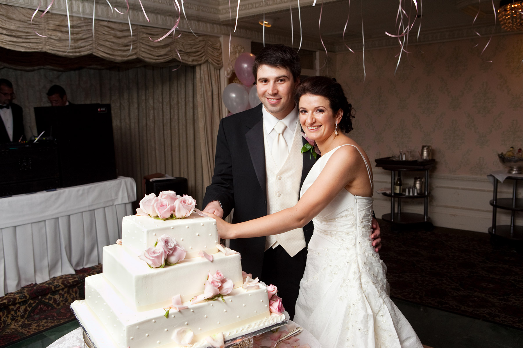 cutting wedding cake